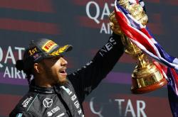 开云体育入口-梅赛德斯险胜索伯车队，汉密尔顿惊艳四座的简单介绍