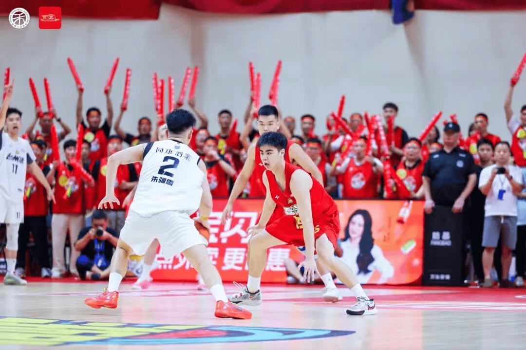 篮球英雄精彩表现引发球迷狂热掌声