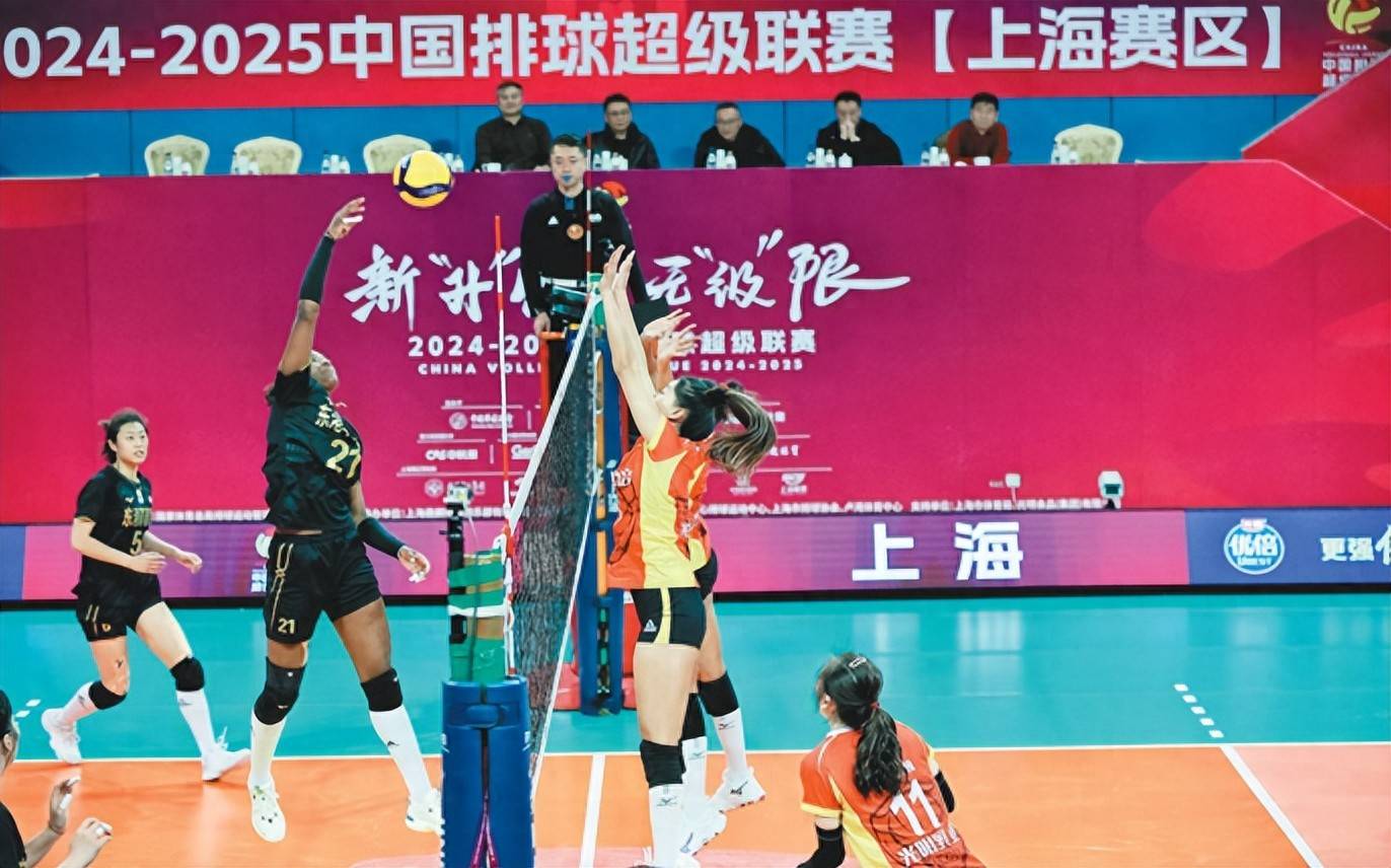 排球比赛选手团结协作，力克对手