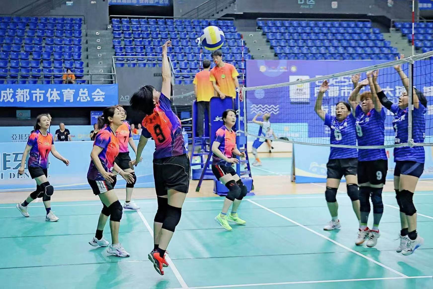 排球比赛选手团结协作，力克对手