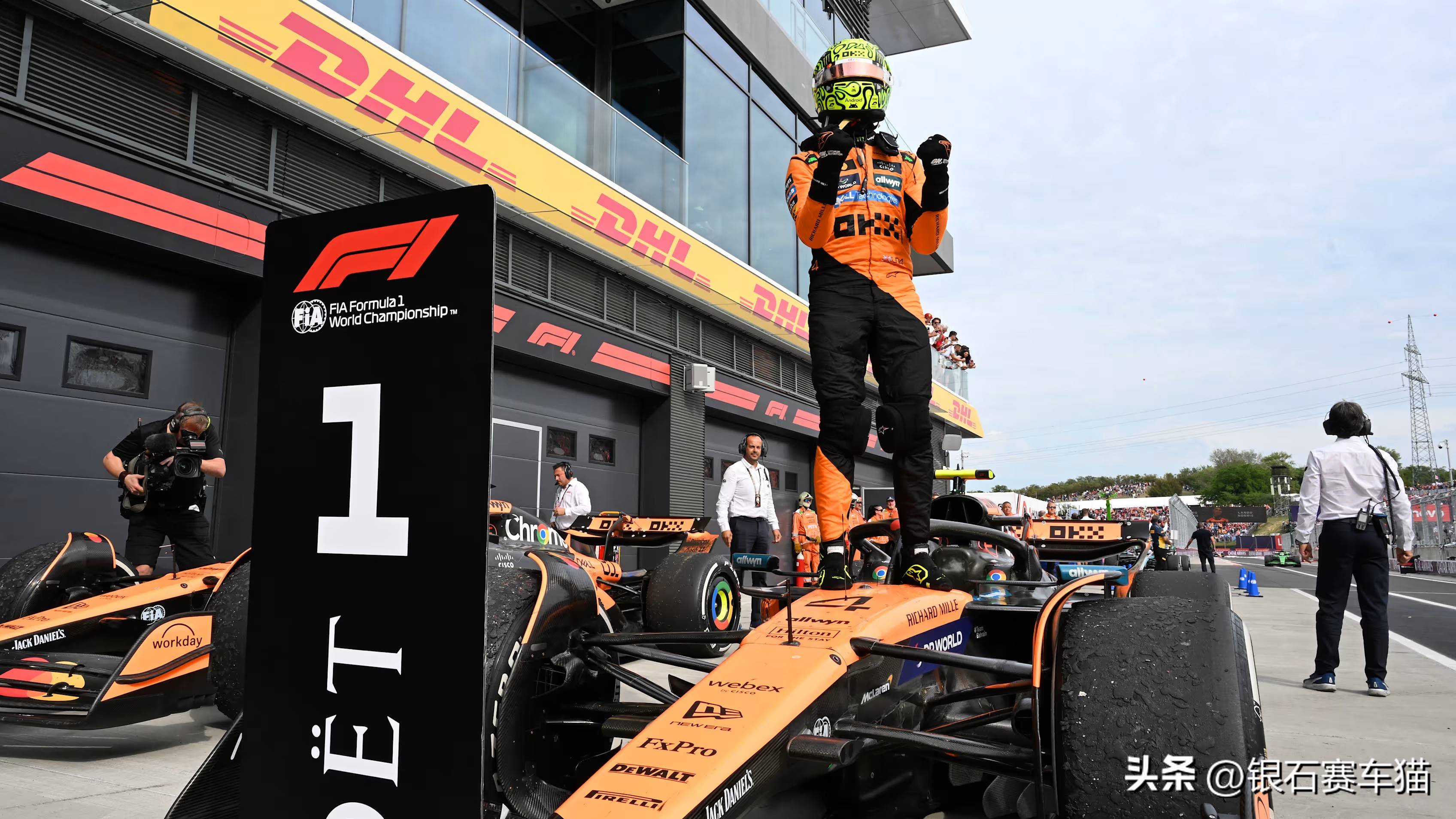 雷诺车队力克迈凯伦，塞恩斯带队取胜