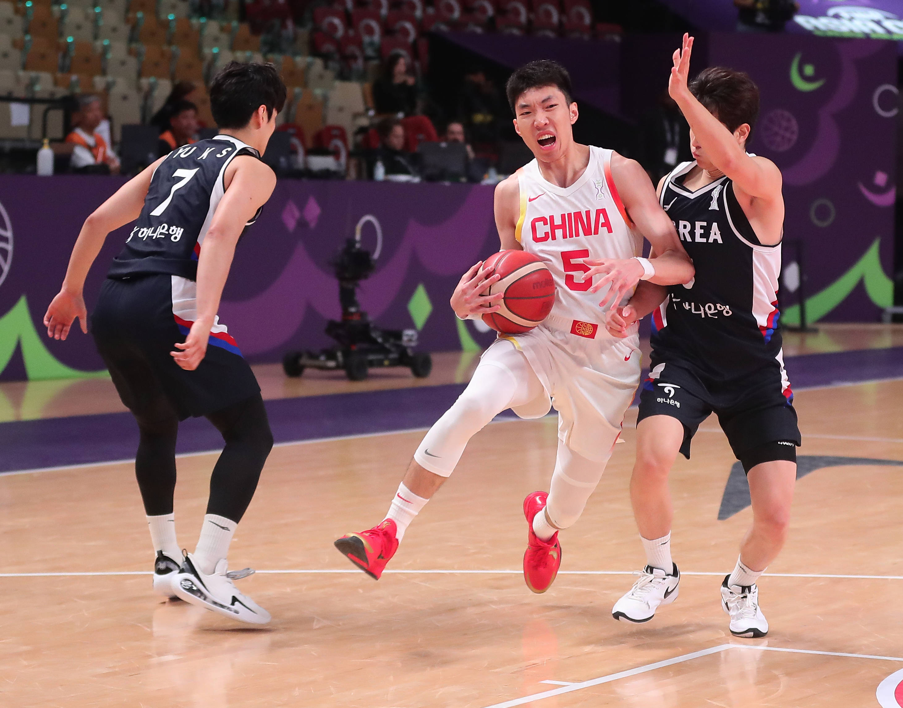 亚洲球队在全球篮球赛中崭露头角,备受瞩目 亚洲球队在全球篮球赛中崭露头角,备受瞩目