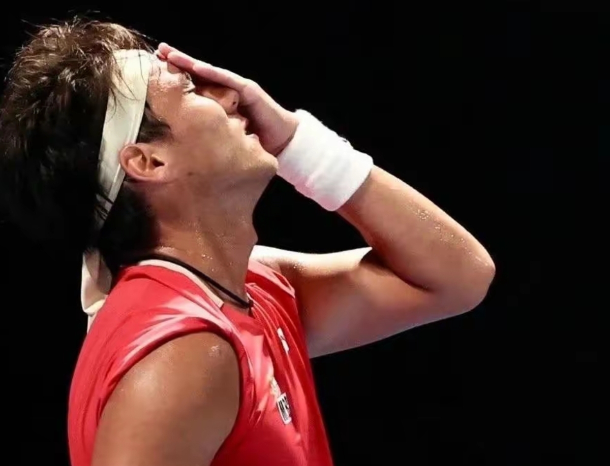 包含长时间丢球危机频现，球队主教练冲上场指挥的词条