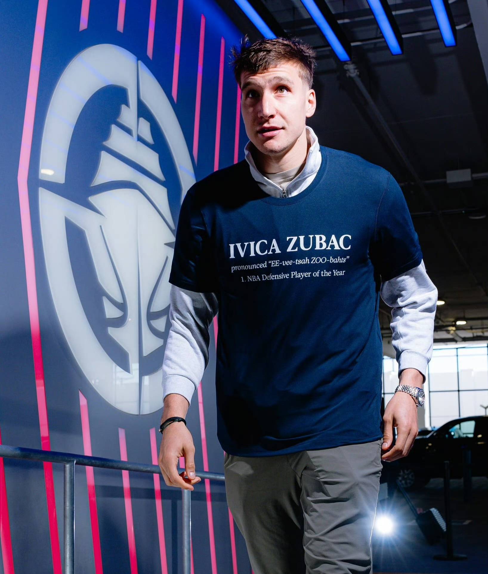 快船后卫大放异彩,赢得球迷青睐 快船后卫大放异彩,赢得球迷青睐