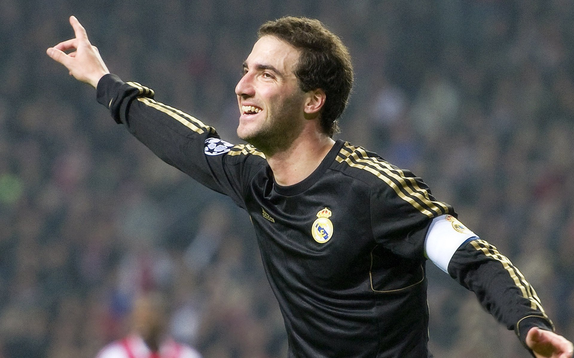 冰与火之歌，勒沃库森掀翻冰岛铁壁，梅西一锤定音诠释关键先生